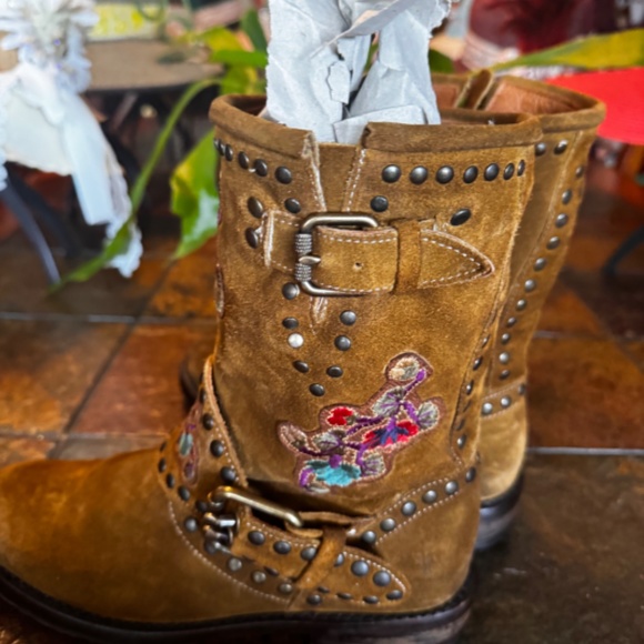 Gorgeous Detailed Frye Oiled Italian Suede Booties Boots Size 7 - Picture 2 of 5